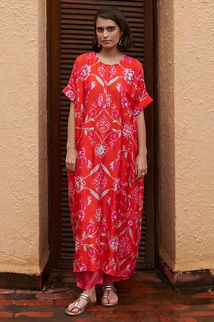 Coral Luxe & Silk Floral Printed Kurta Set by Archana Shah at Pernia's Pop Up Shop