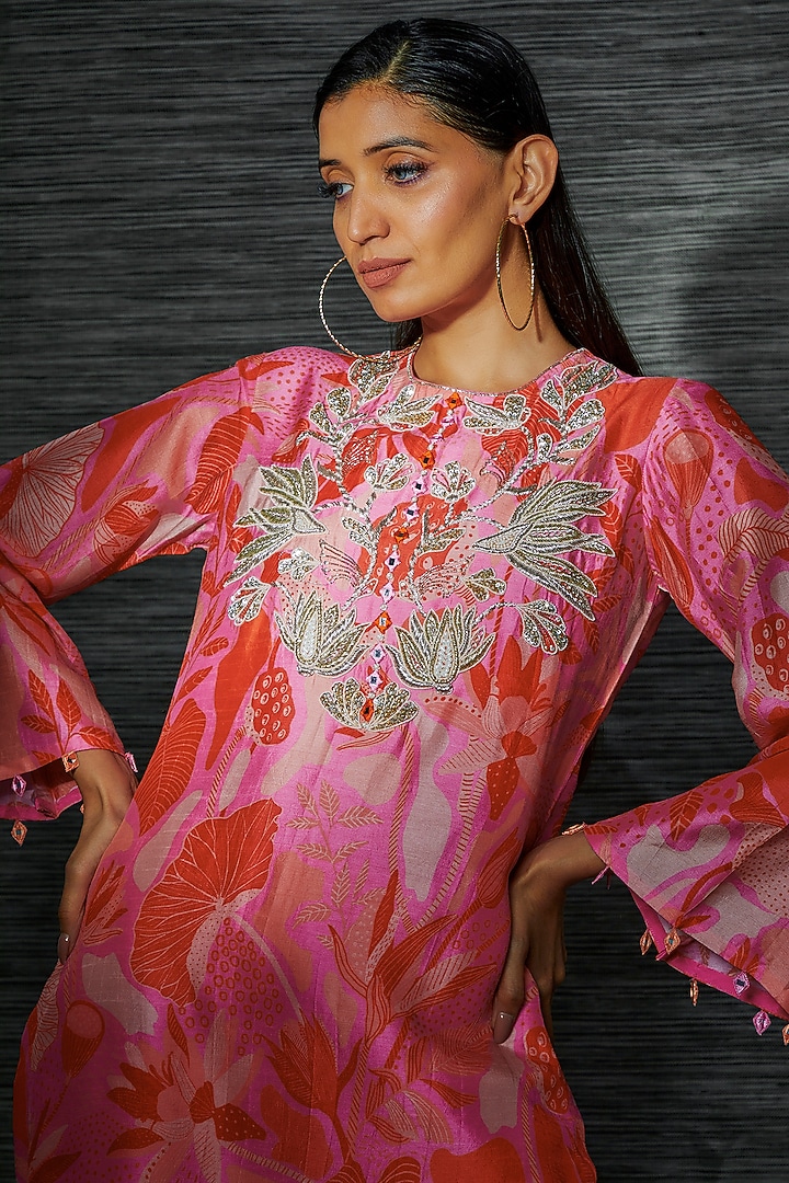 Pink Bemberg Silk Embroidered Kurta Set by Archana Shah at Pernia's Pop Up Shop