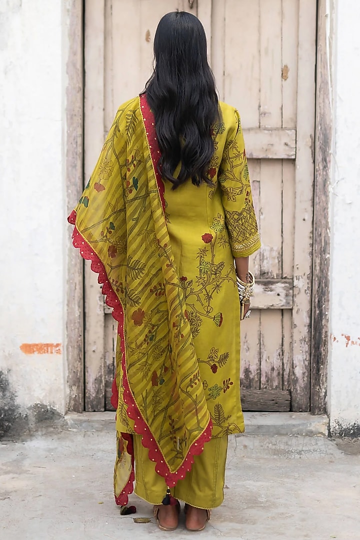 Mustard Chanderi Kalamkari Kurta Set by Archana Jaju at Pernia's Pop Up Shop