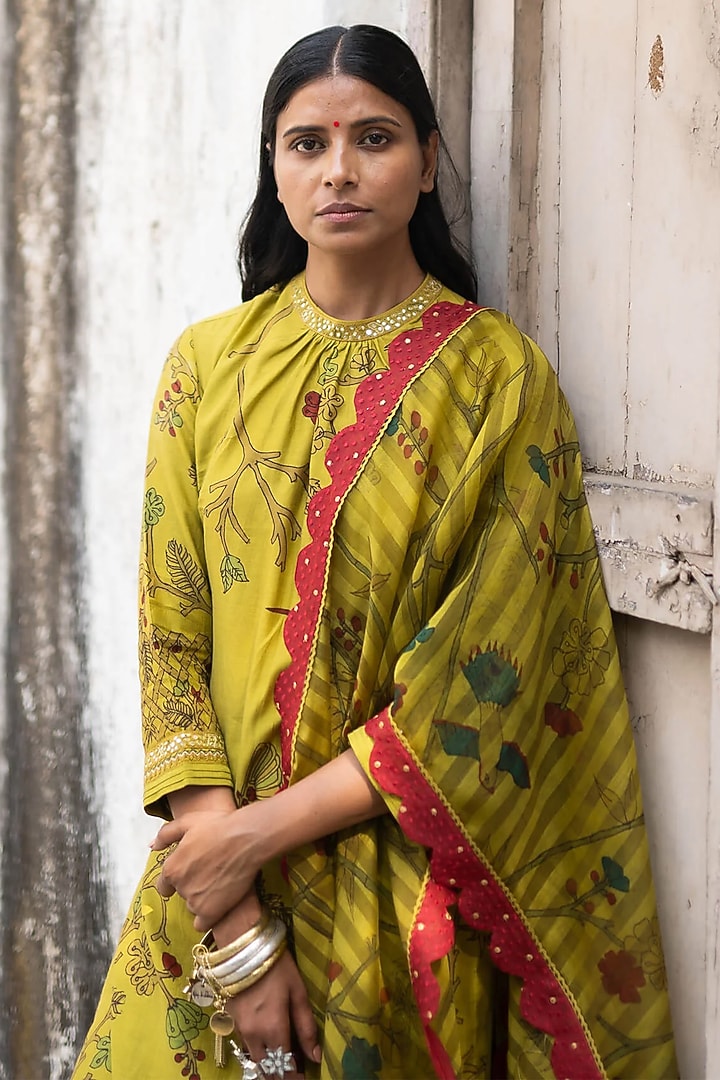 Mustard Chanderi Kalamkari Kurta Set by Archana Jaju at Pernia's Pop Up Shop