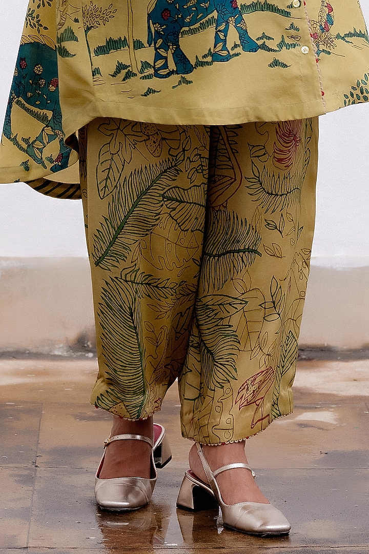 Gold Soft Silk Hand-Painted Oversized Kurta Set by Archana Jaju at Pernia's Pop Up Shop