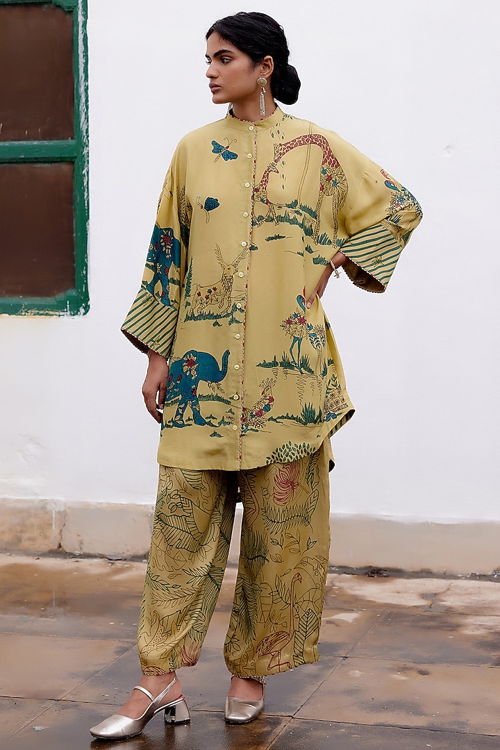 Gold Soft Silk Hand-Painted Oversized Kurta Set by Archana Jaju at Pernia's Pop Up Shop