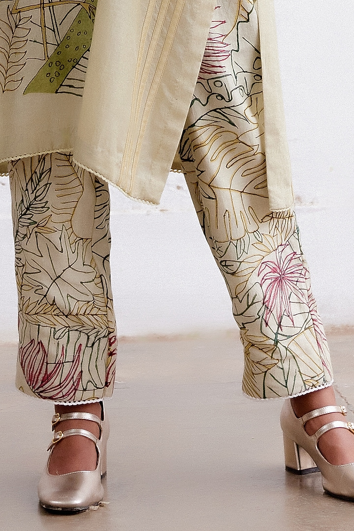 Ivory Handspun Cotton Hand-Painted Kurta Set by Archana Jaju at Pernia's Pop Up Shop