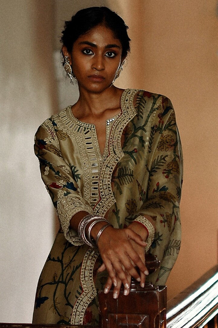 Ivory Pure Silk Hand Painted & Embroidered Kurta Set by Archana Jaju at Pernia's Pop Up Shop