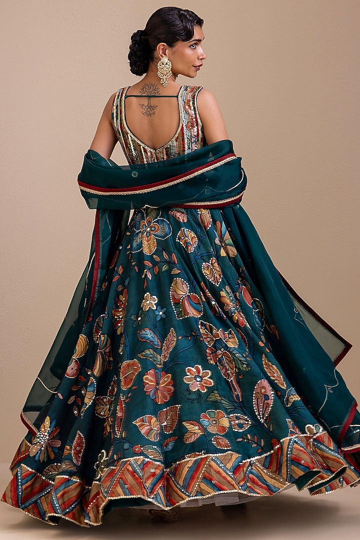 Rama Green Silk Kalamkari Hand Painted Wedding Lehenga Set by AAMRA BY LAVANYA at Pernia's Pop Up Shop