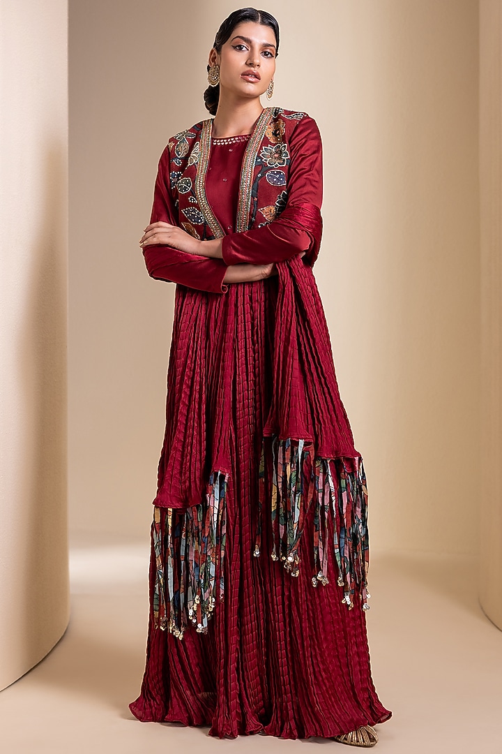 Maroon Silk Crushed Dupatta by AAMRA BY LAVANYA at Pernia's Pop Up Shop