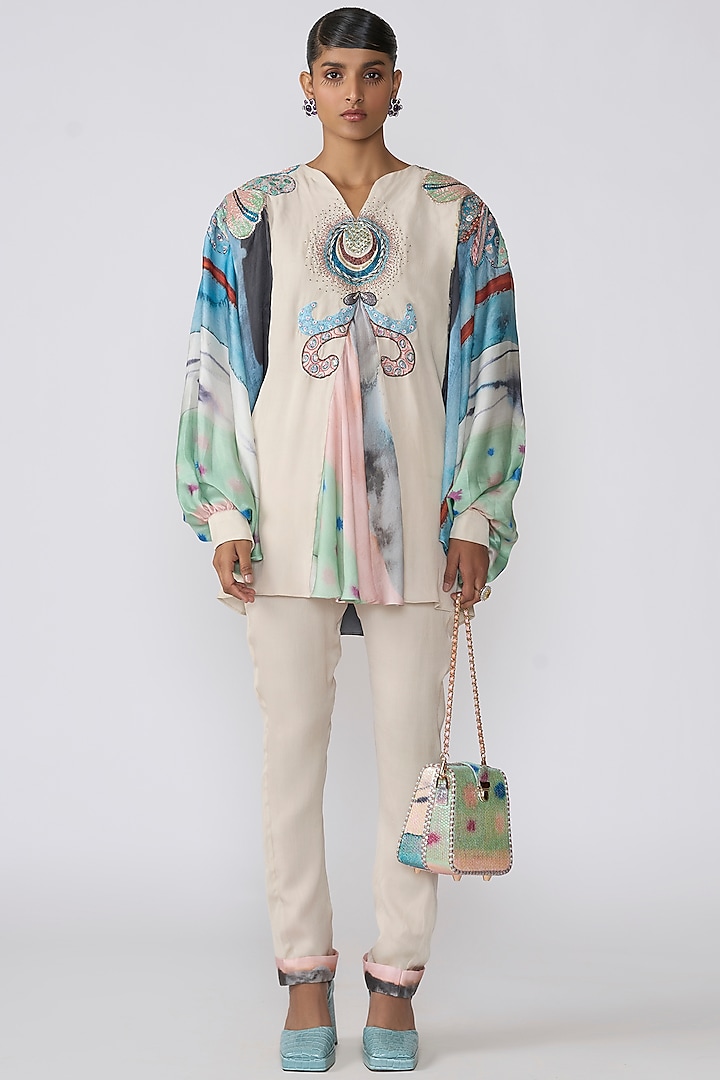 Off-White Chiffon Satin Printed & Applique Embellished Kurta Set by Aisha Rao at Pernia's Pop Up Shop