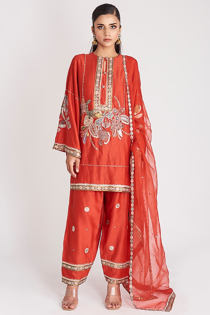 Red Chanderi Embellished Kurta Set by Aisha Rao at Pernia's Pop Up Shop