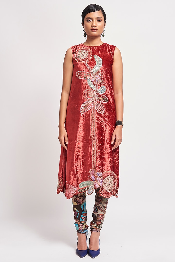 Auburn Red Velvet Embellished Kurta Set by Aisha Rao at Pernia's Pop Up Shop