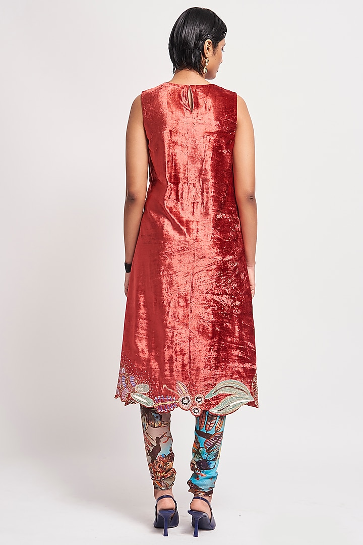 Auburn Red Velvet Embellished Kurta Set by Aisha Rao at Pernia's Pop Up Shop