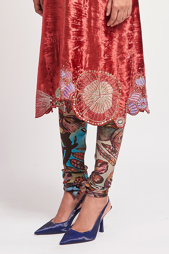 Auburn Red Velvet Embellished Kurta Set by Aisha Rao at Pernia's Pop Up Shop