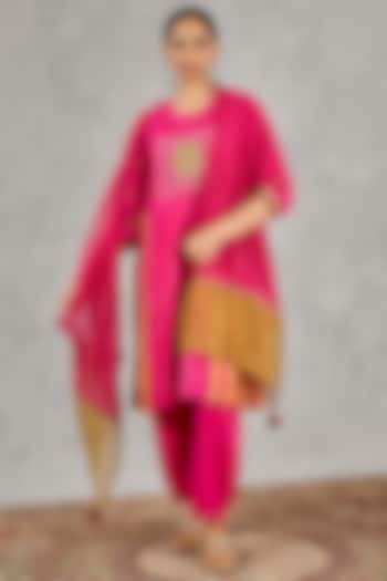 Hot Pink Chanderi Thread Embroidered Kurta Set by Shivani Bhargava at Pernia's Pop Up Shop