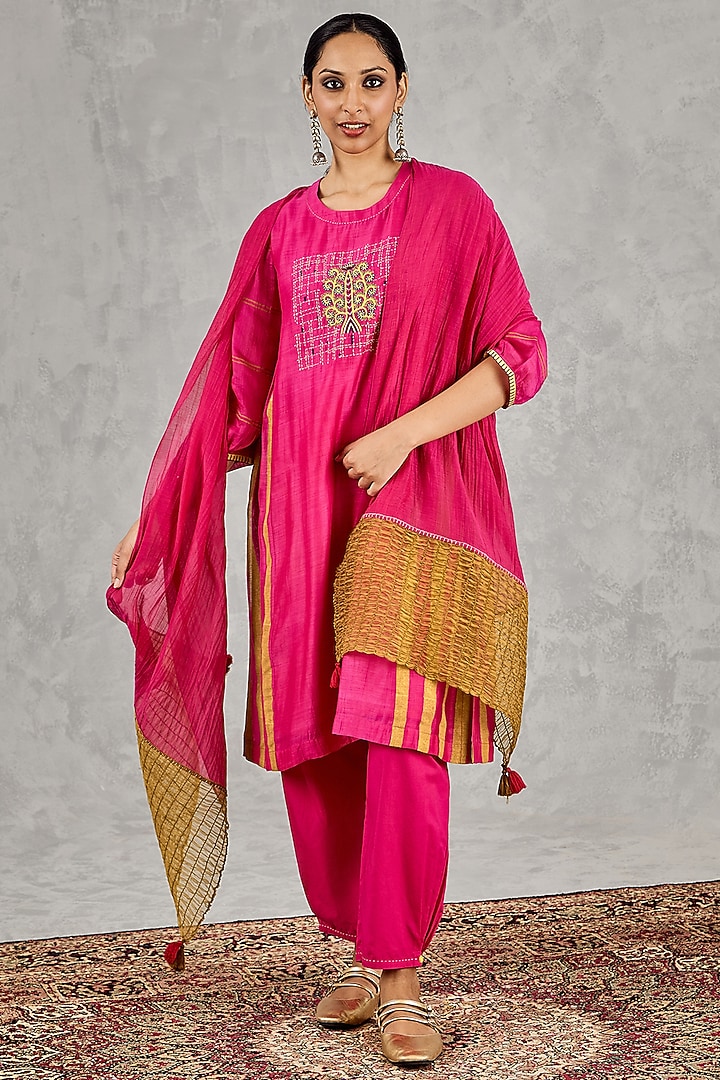 Hot Pink Chanderi Thread Embroidered Kurta Set by Shivani Bhargava at Pernia's Pop Up Shop