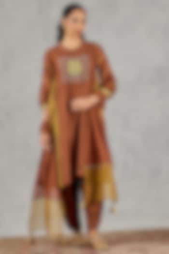 Brown Chanderi Thread Embroidered Kurta Set by Shivani Bhargava at Pernia's Pop Up Shop