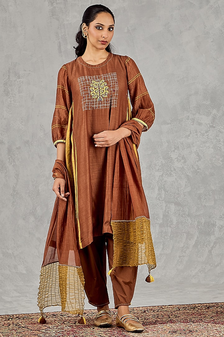 Brown Chanderi Thread Embroidered Kurta Set by Shivani Bhargava at Pernia's Pop Up Shop