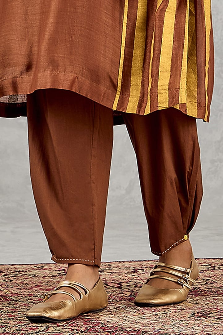 Brown Chanderi Thread Embroidered Kurta Set by Shivani Bhargava at Pernia's Pop Up Shop