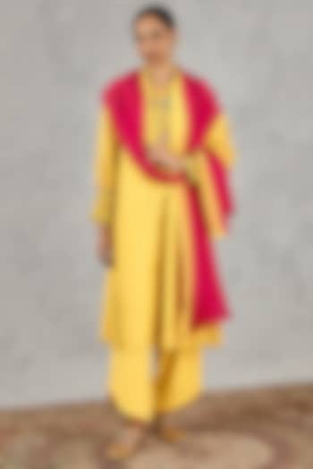 Yellow Chanderi Embroidered Kurta Set by Shivani Bhargava at Pernia's Pop Up Shop