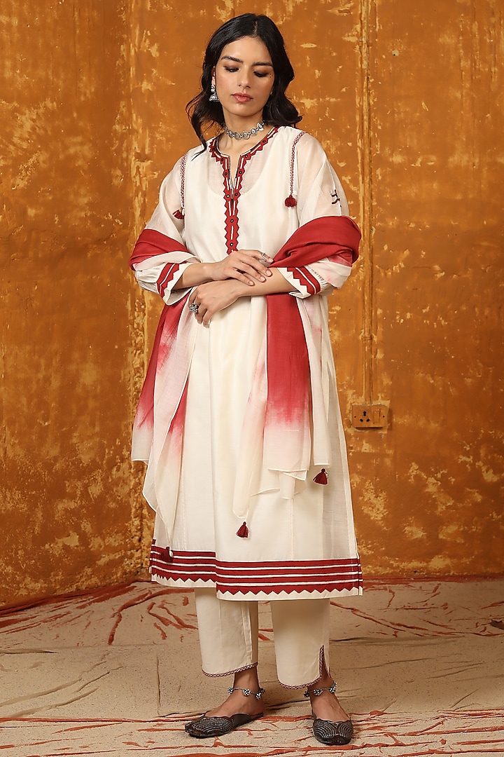 Ivory Chanderi Silk Applique Work Kalidar Kurta Set by Shivani Bhargava
