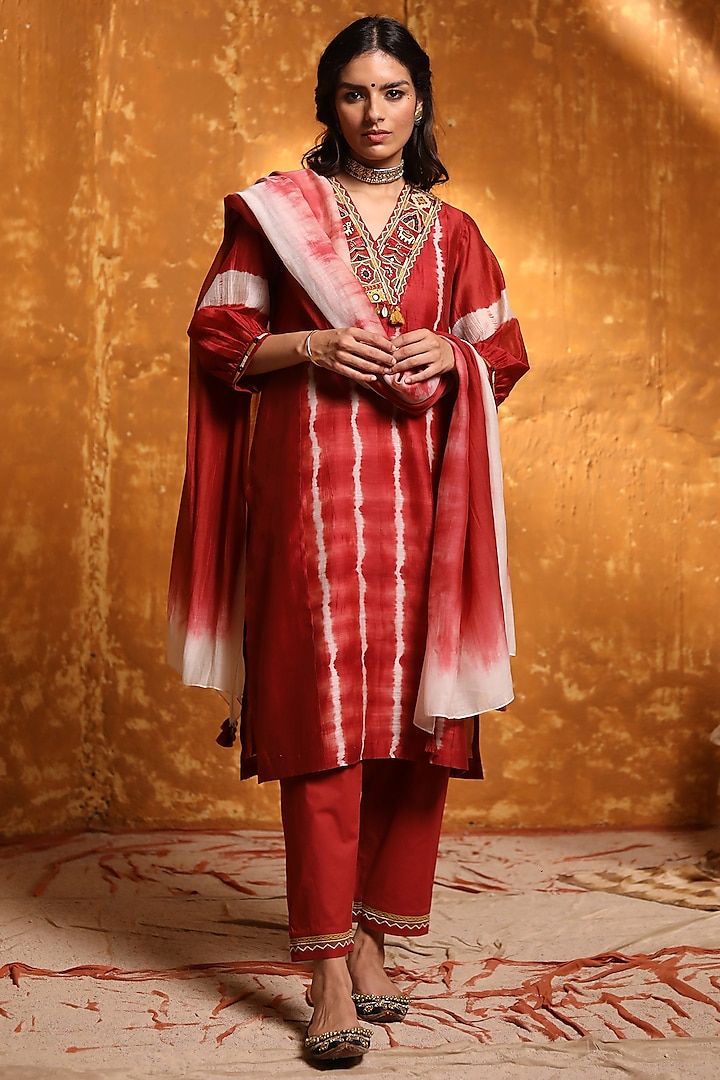 Maroon Chanderi Silk Embroidered & Tie-Dyed Kurta Set by Shivani Bhargava