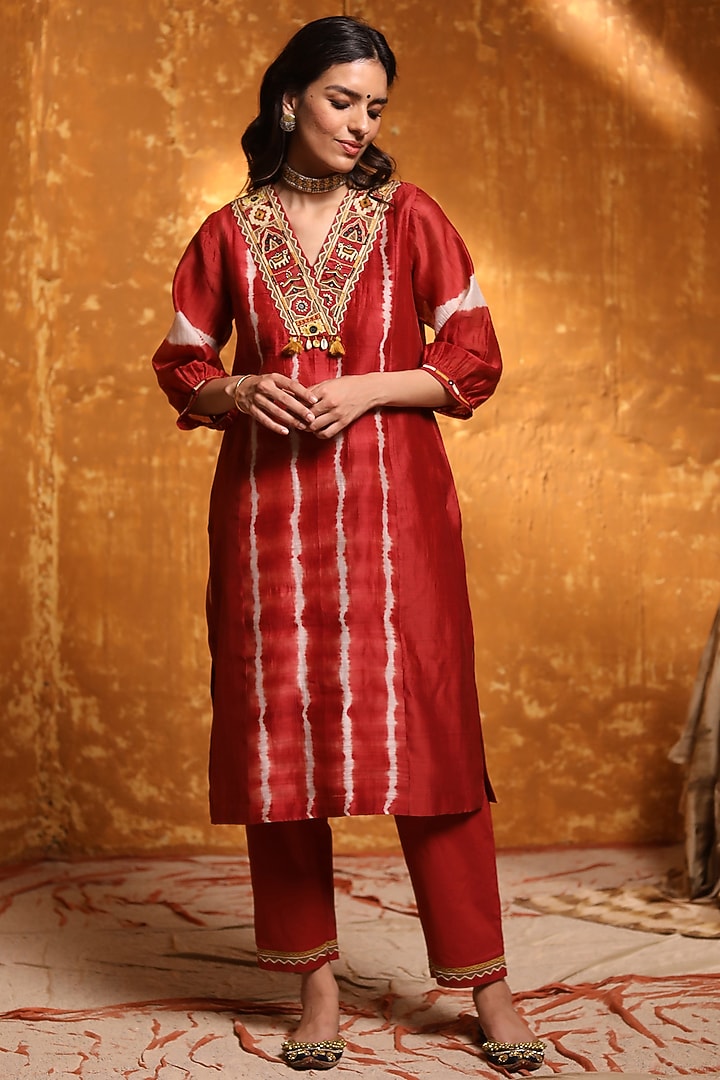 Maroon Chanderi Silk Embroidered & Tie-Dyed Kurta Set by Shivani Bhargava at Pernia's Pop Up Shop