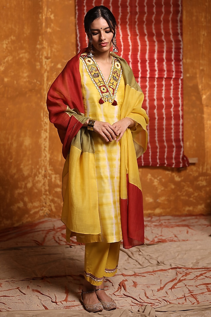 Mustard Chanderi Silk Embroidered & Tie-Dyed Kurta Set by Shivani Bhargava