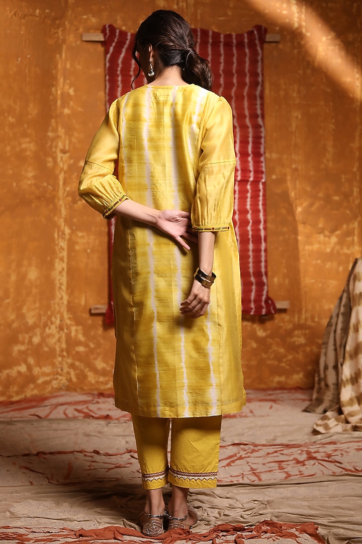 Mustard Chanderi Silk Embroidered & Tie-Dyed Kurta Set by Shivani Bhargava at Pernia's Pop Up Shop