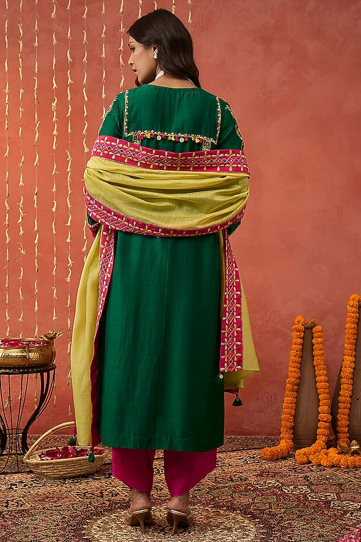 Emerald Green Chanderi Hand Embroidered Kurta Set by Shivani Bhargava at Pernia's Pop Up Shop