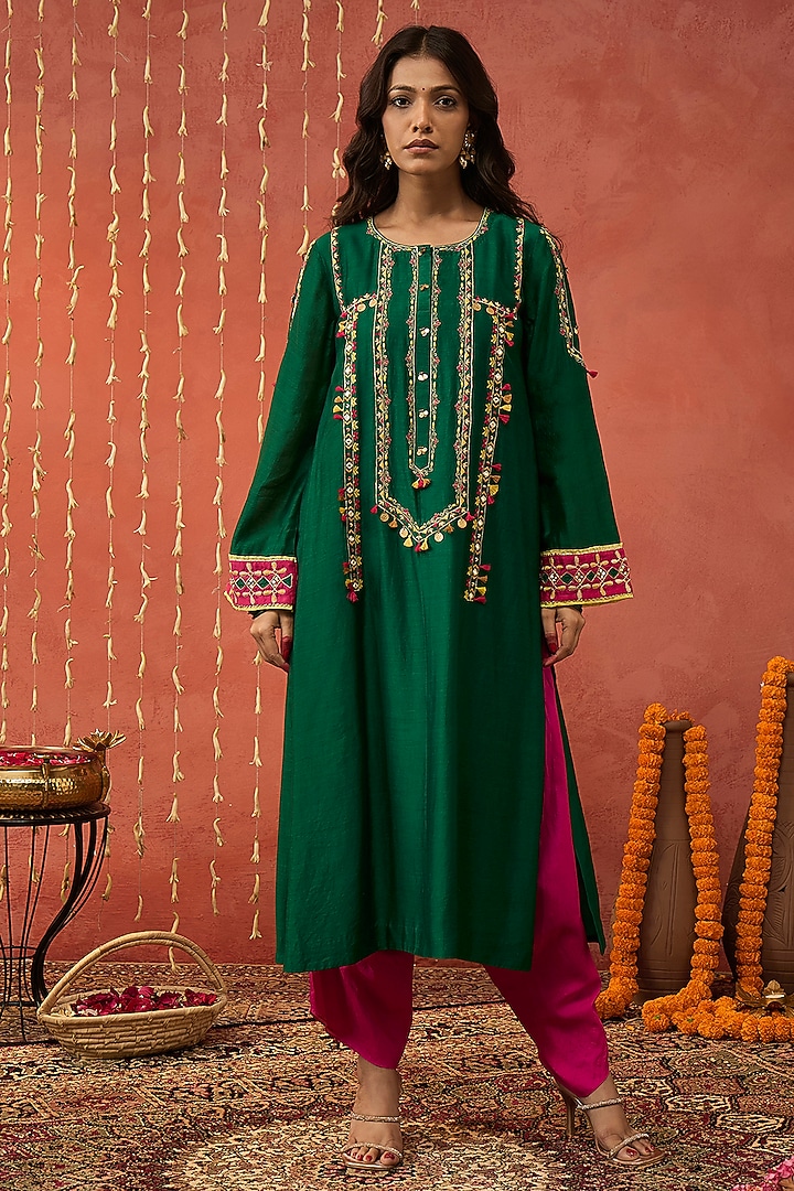 Emerald Green Chanderi Hand Embroidered Kurta Set by Shivani Bhargava at Pernia's Pop Up Shop