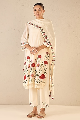 Ivory Chanderi Floral Embroidered Kurta Set by Shivani Bhargava