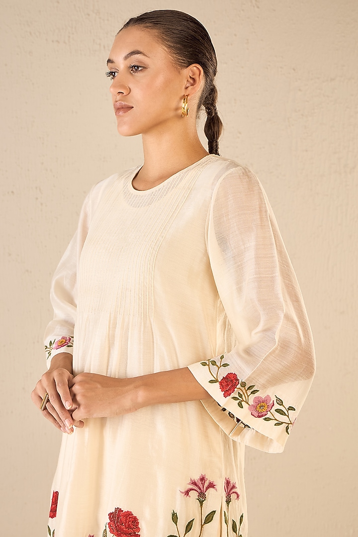 Ivory Chanderi Floral Embroidered Kurta Set by Shivani Bhargava at Pernia's Pop Up Shop