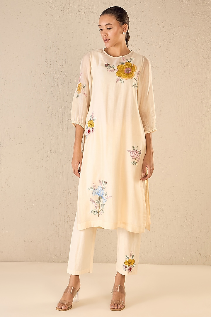 Ivory Chanderi Floral Embroidered Kurta Set by Shivani Bhargava at Pernia's Pop Up Shop