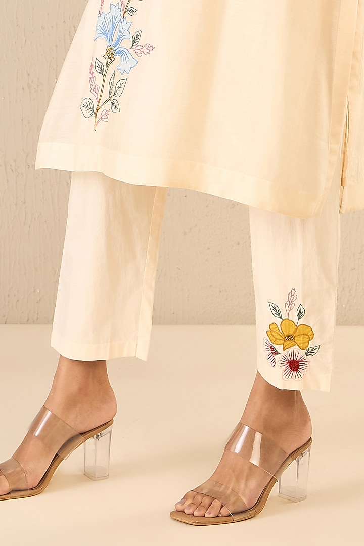 Ivory Chanderi Floral Embroidered Kurta Set by Shivani Bhargava at Pernia's Pop Up Shop