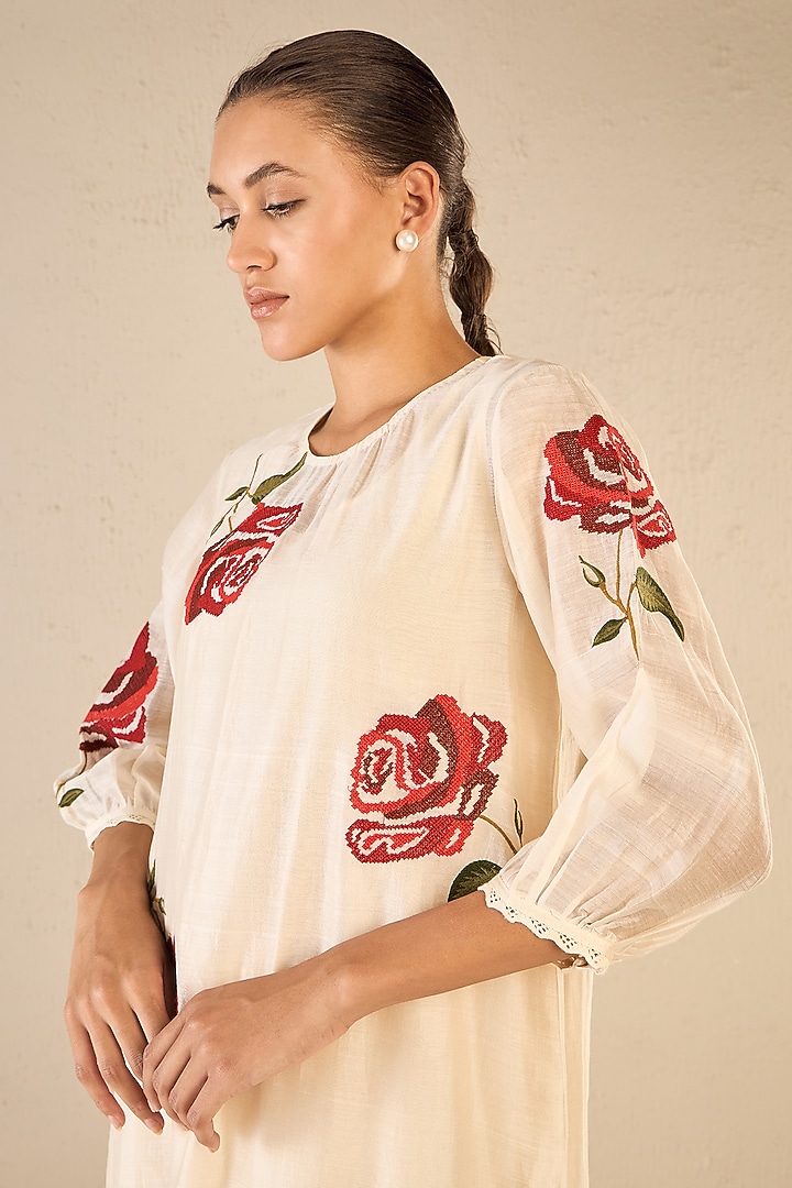 Ivory Chanderi Floral Embroidered Kurta Set by Shivani Bhargava at Pernia's Pop Up Shop