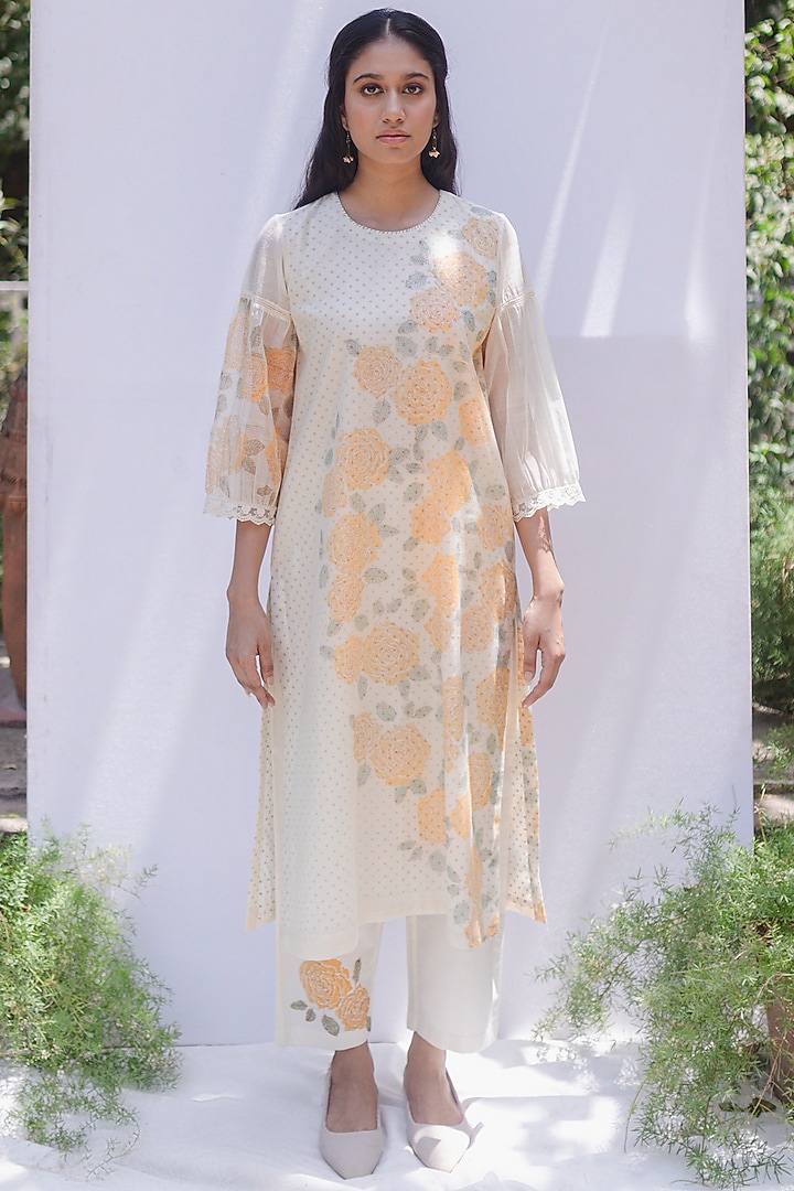 Ivory Straight Kurta Set With Lace Detailing by Shivani Bhargava at Pernia's Pop Up Shop