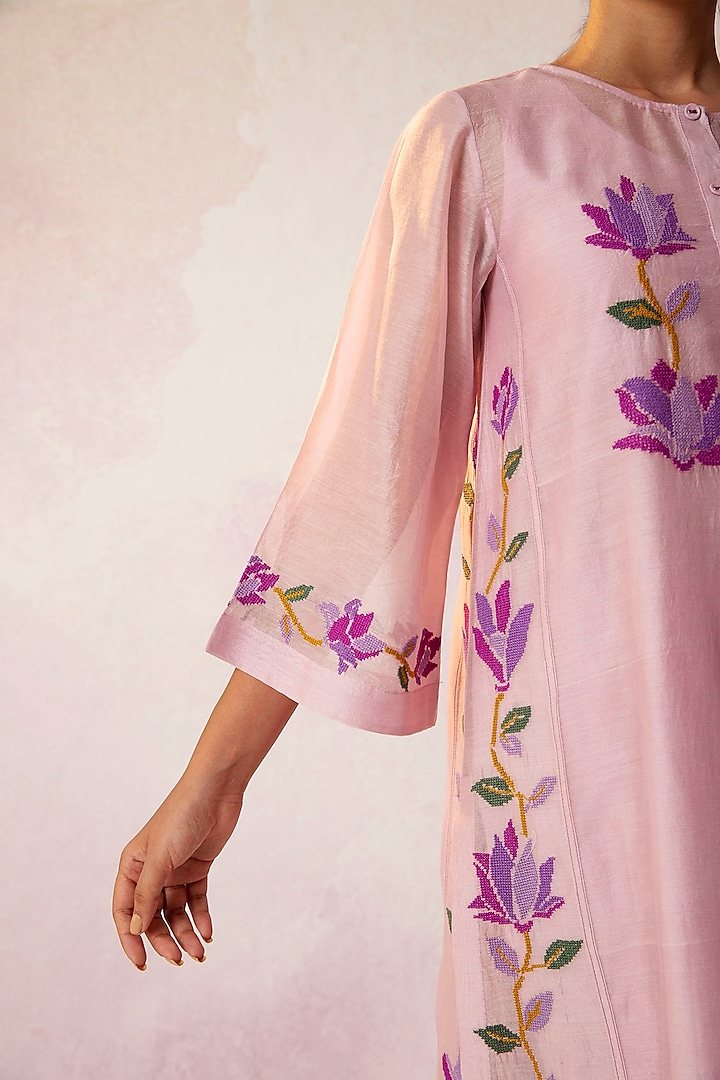 Lilac Floral Embroidered Kurta Set by Shivani Bhargava at Pernia's Pop Up Shop