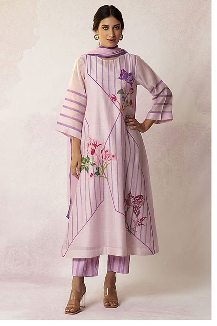 Lilac Floral Embroidered Kurta Set by Shivani Bhargava at Pernia's Pop Up Shop