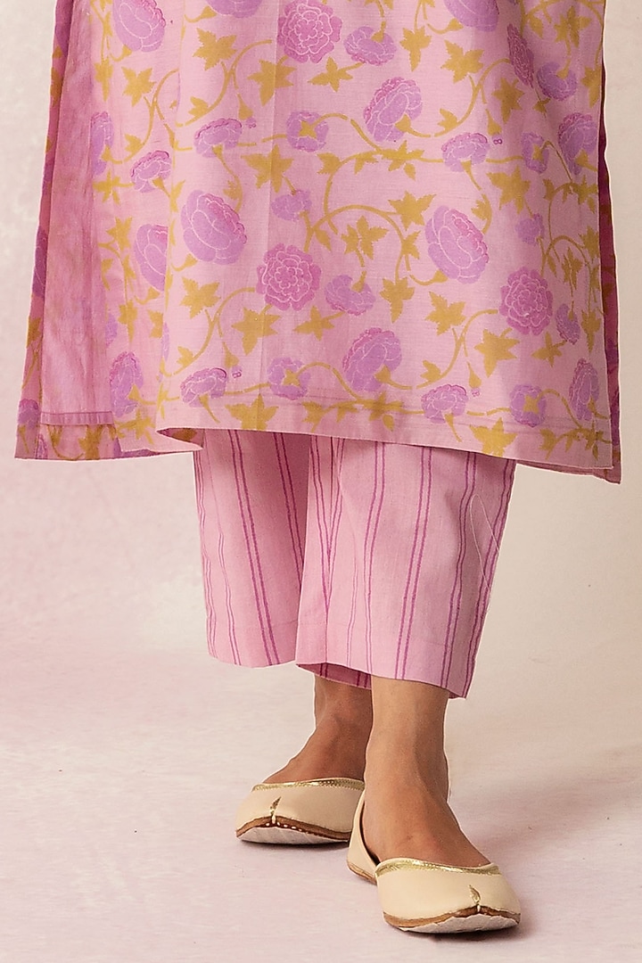 Lilac Embroidered Kurta Set by Shivani Bhargava at Pernia's Pop Up Shop
