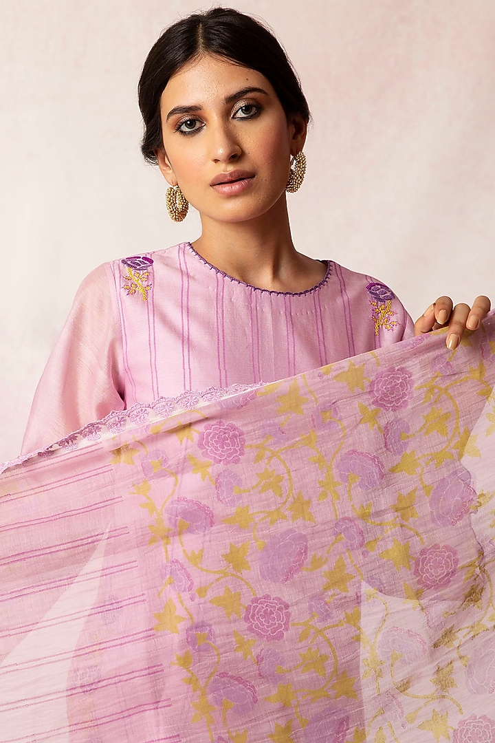 Lilac Embroidered Kurta Set by Shivani Bhargava at Pernia's Pop Up Shop