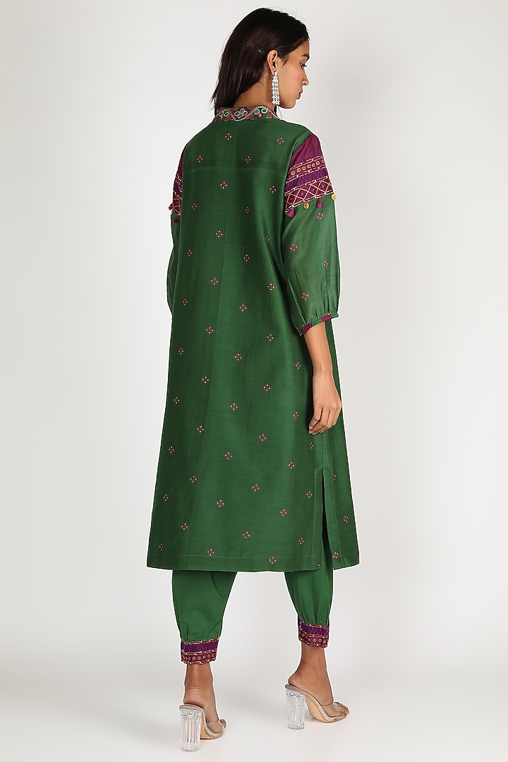 Emerald Green Embroidered Kurta Set by Shivani Bhargava at Pernia's Pop Up Shop