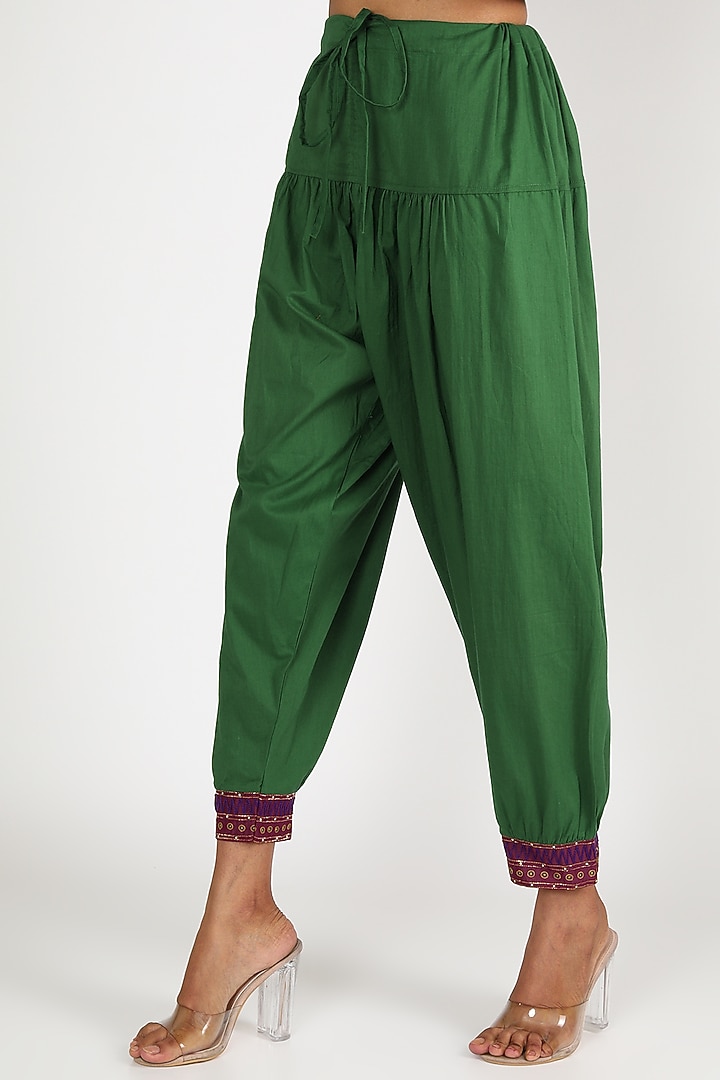 Emerald Green Embroidered Kurta Set by Shivani Bhargava at Pernia's Pop Up Shop