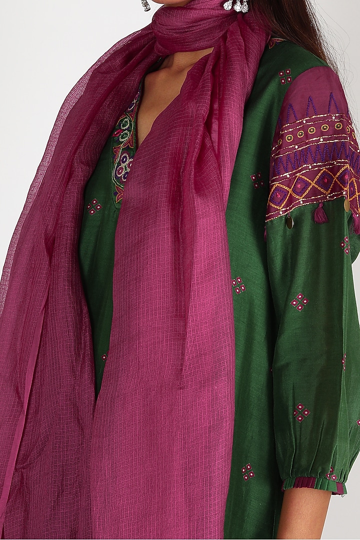 Emerald Green Embroidered Kurta Set by Shivani Bhargava at Pernia's Pop Up Shop
