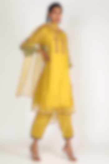 Yellow Chanderi Embroidered Kurta Set by Shivani Bhargava at Pernia's Pop Up Shop