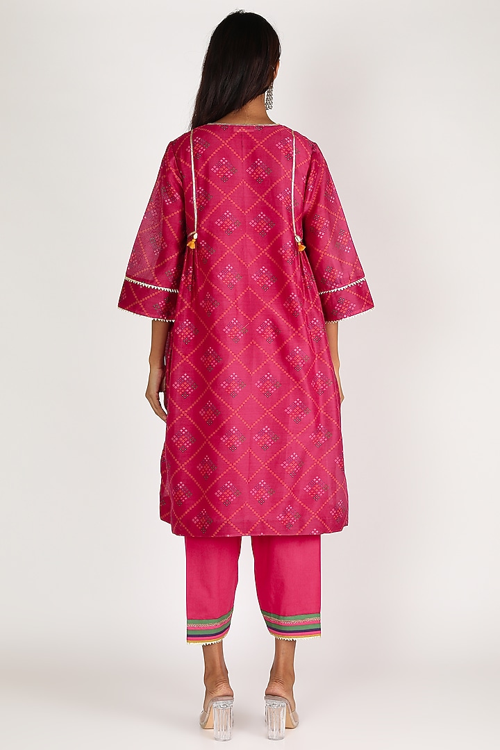 Fuchsia Embroidered Kurta Set by Shivani Bhargava at Pernia's Pop Up Shop