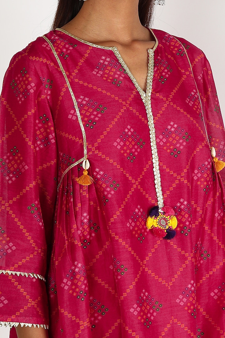 Fuchsia Embroidered Kurta Set by Shivani Bhargava at Pernia's Pop Up Shop