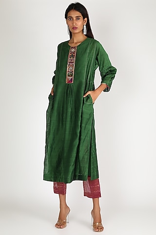Emerald Green Embroidered Kurta Set by Shivani Bhargava