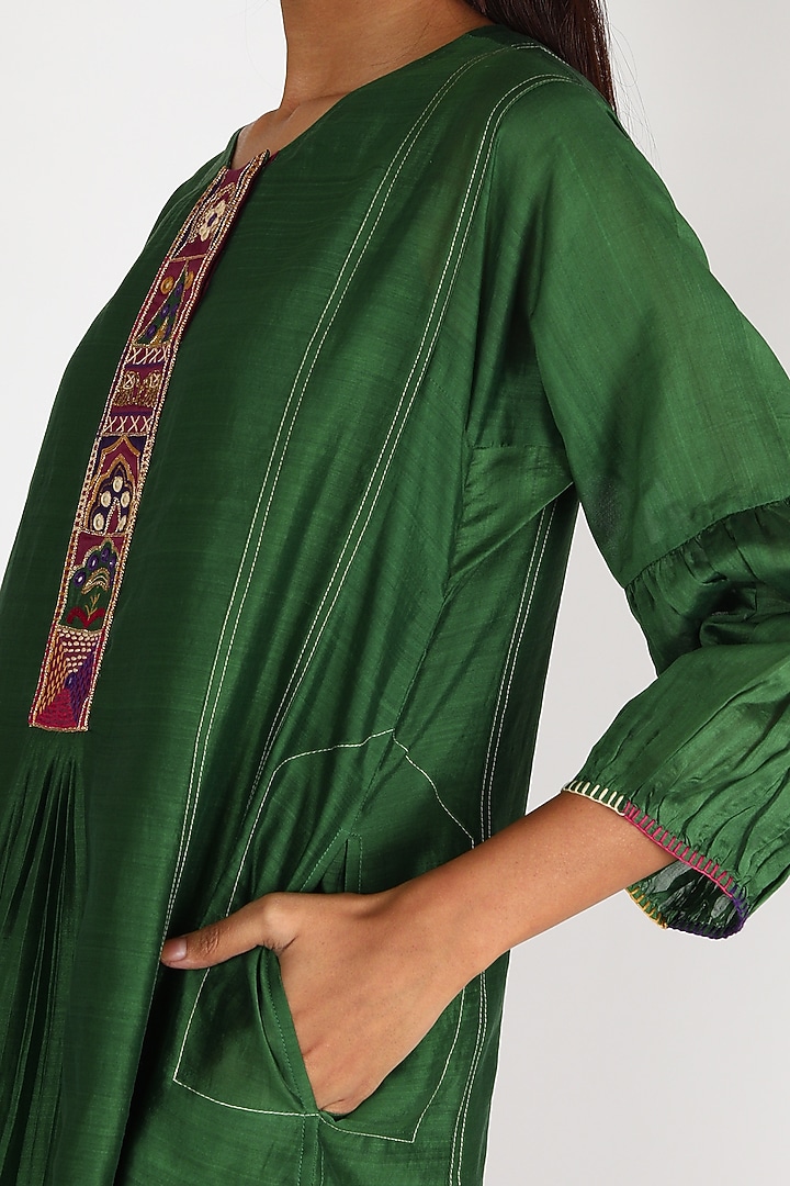 Emerald Green Embroidered Kurta Set by Shivani Bhargava at Pernia's Pop Up Shop