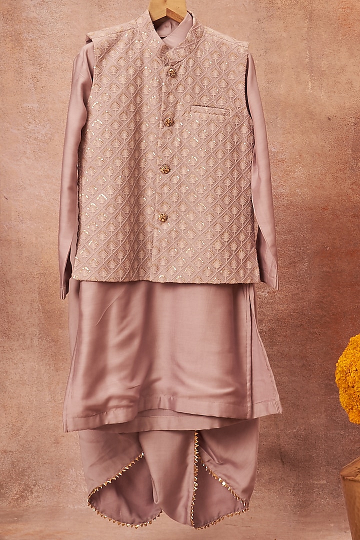 Lavender Maheshwari Silk Embroidered Bundi Jacket With Kurta Set For Boys by All Boy Couture