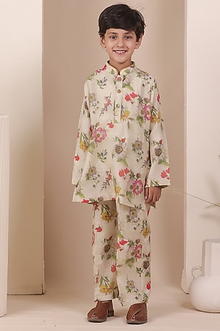 Off-White Chanderi Floral Motif Embroidered Kurta Set For Boys by All Boy Couture