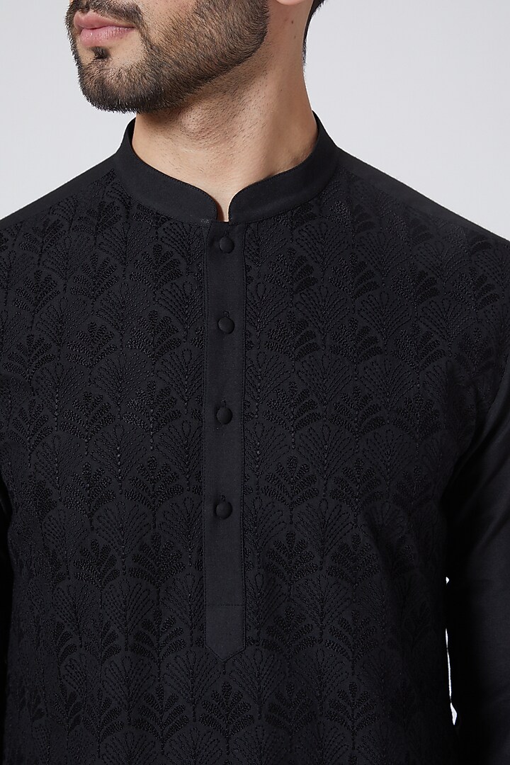 Black Embroidered Kurta Set by Abhishek Gupta Men at Pernia's Pop Up Shop