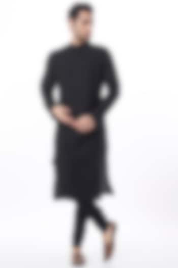 Black Embroidered Kurta Set by Abhishek Gupta Men at Pernia's Pop Up Shop